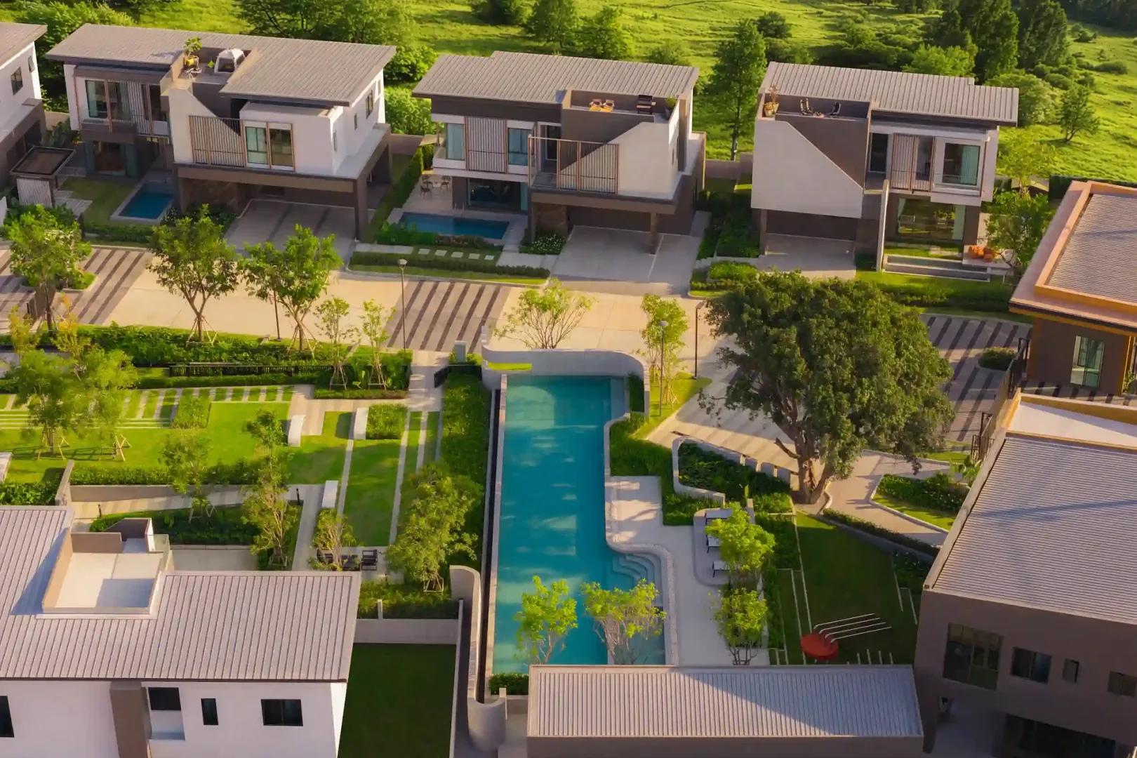 Вид сверху на ряд вилл с личными бассейнами, PYCHE Villa, Нонг-Пла-Лай, Паттайя