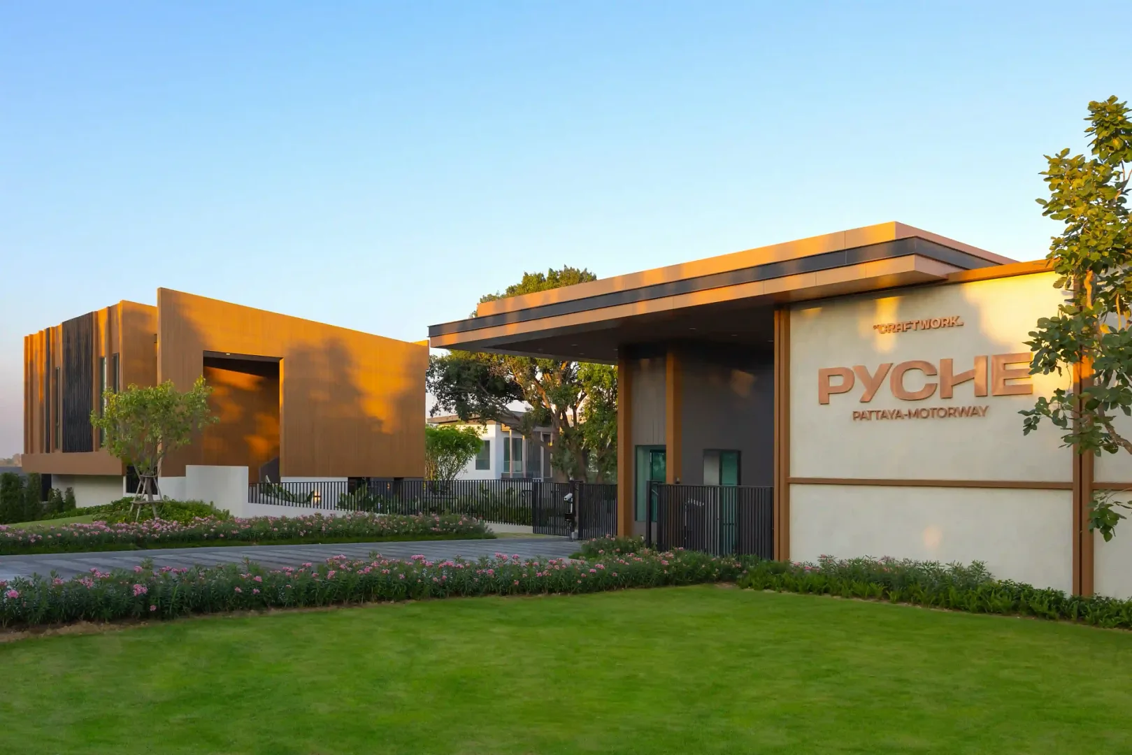 Главный въезд с вывеской и КПП посёлка PYCHE Villa, Нонг-Пла-Лай, Паттайя