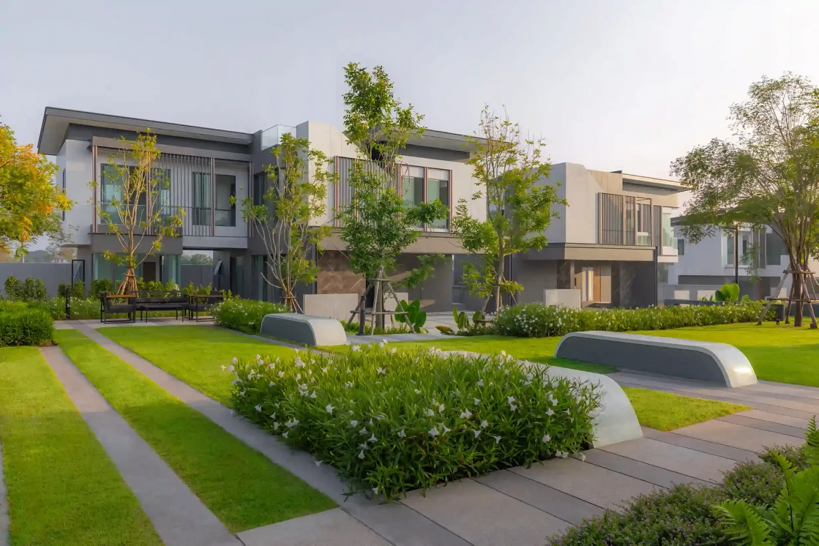 Улица посёлка с газонами и фасадами вилл PYCHE Villa, Нонг-Пла-Лай, Паттайя