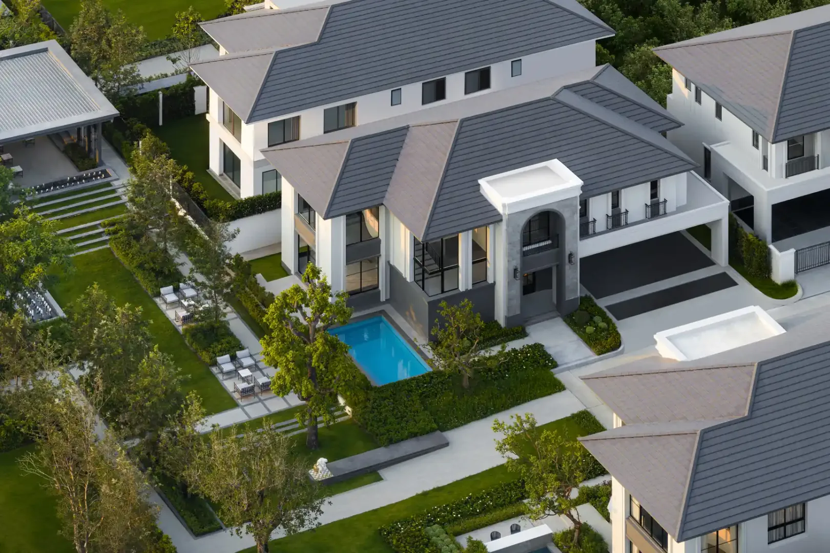 Вид сверху на виллы с частными бассейнами в посёлке REKHA Villa, Нонг-Пла-Лай, Паттайя
