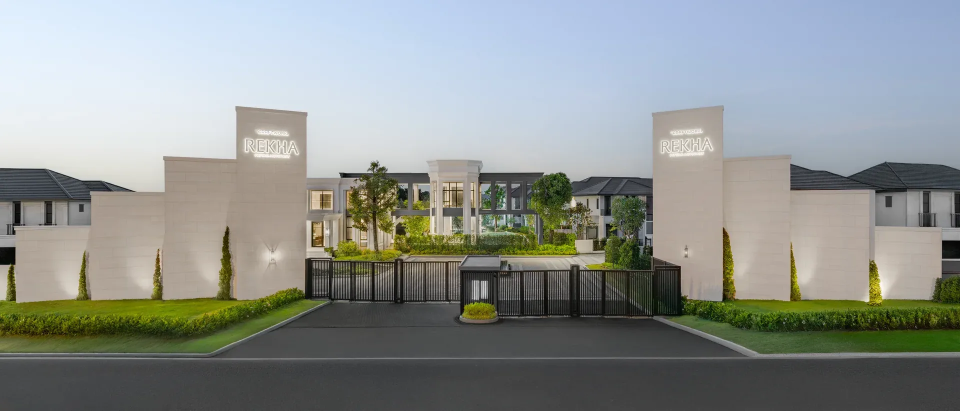 Главный въезд с КПП и охраной в закрытый посёлок REKHA Villa, Паттайя