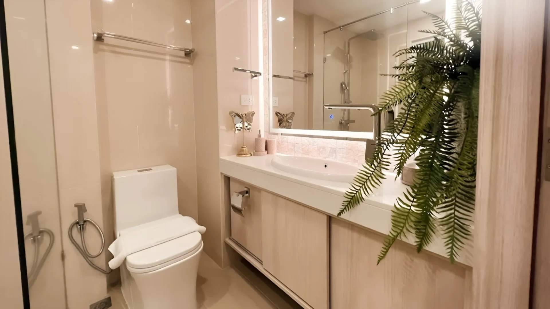 Ванная комната с душевой кабиной в отделке ЖК Siam Oriental Oasis