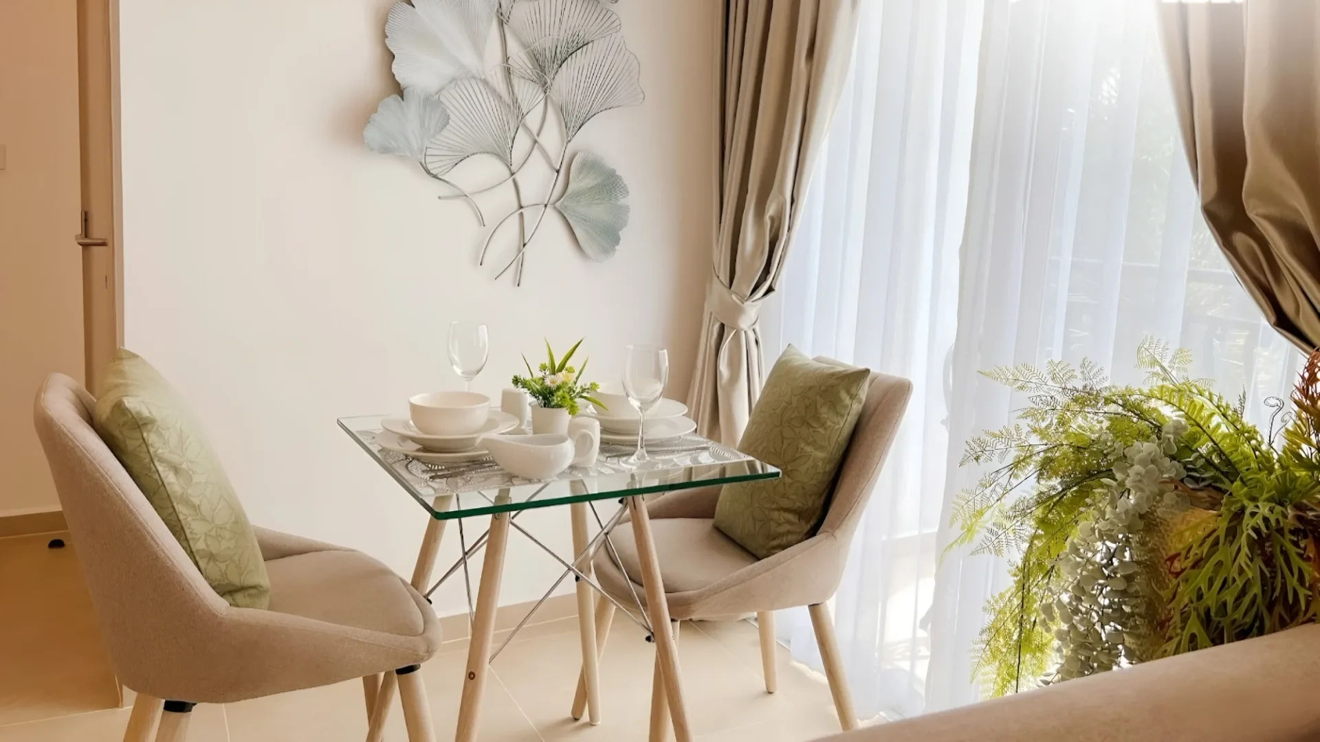 Обеденный столик у окна в студии ЖК Siam Oriental Oasis, Пратумнак