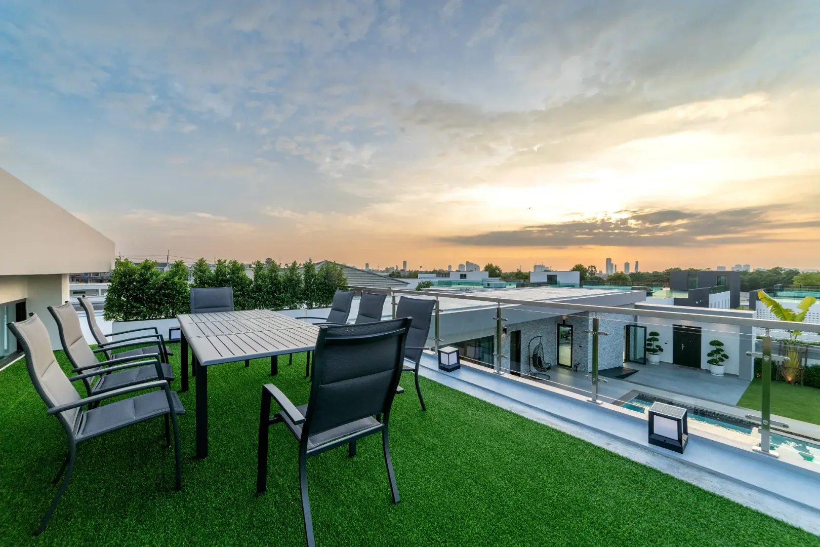 Терраса на крыше виллы Domenica с обеденной зоной и видом на закат, Siam Royal View, Паттайя