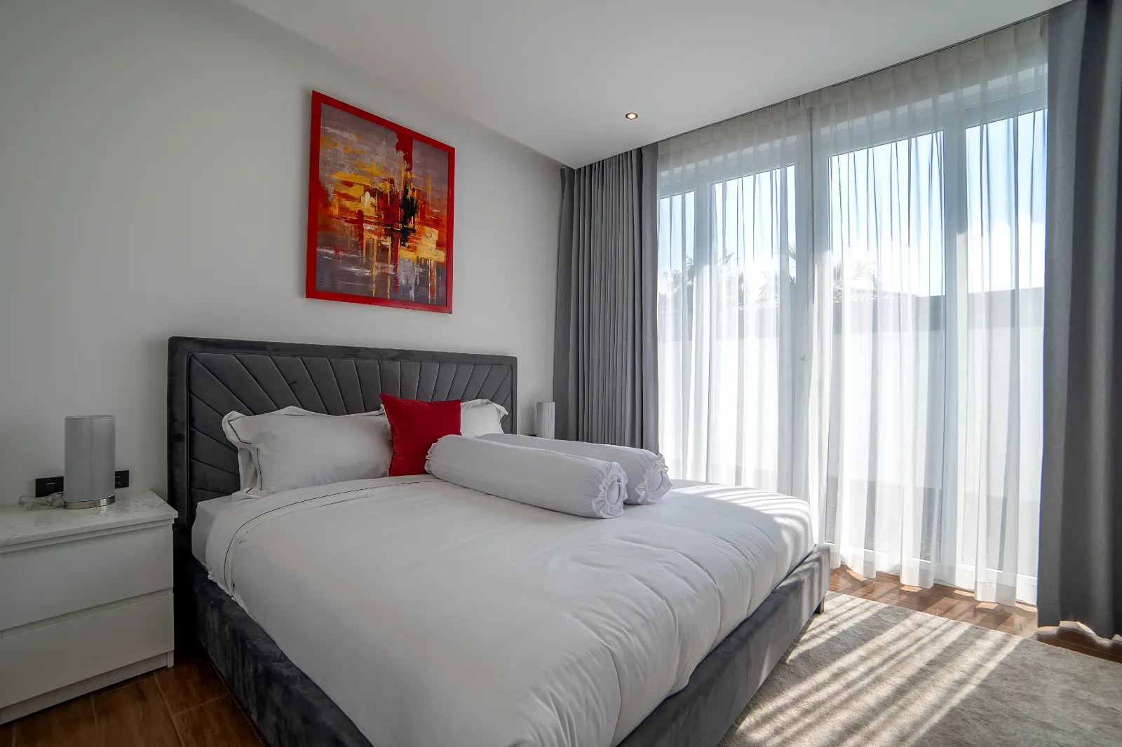 Спальня с кроватью king size и выходом на террасу в вилле Melina, Siam Royal View, Джомтьен