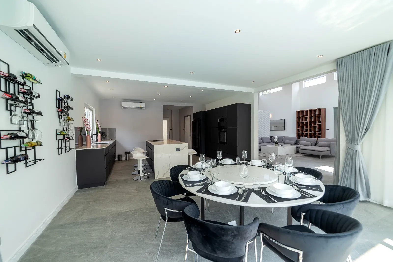 Кухня с островом и столовая зона на первом этаже виллы Melina, Siam Royal View, Паттайя