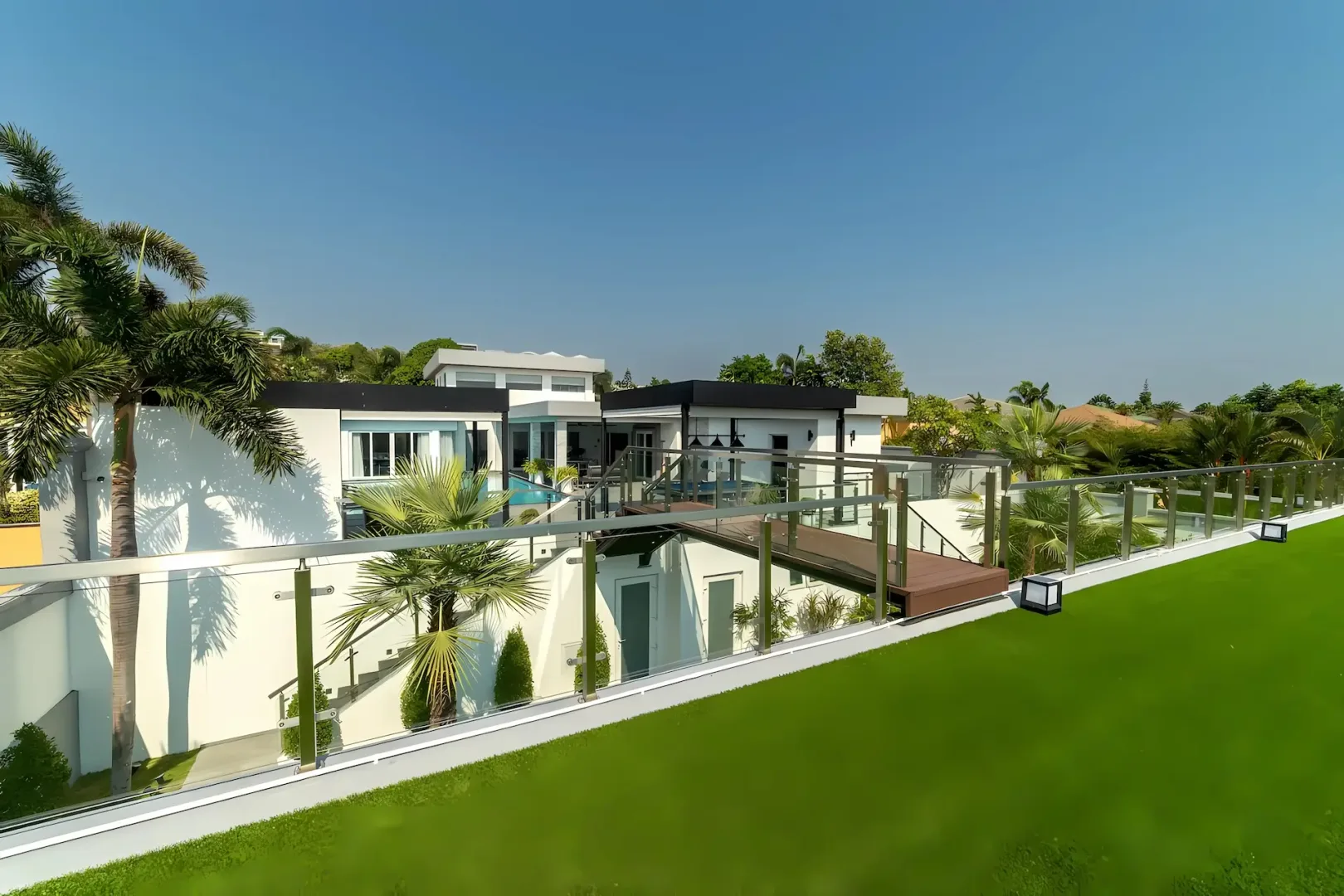 Газон на крыше и лестница на террасу виллы Melina, Siam Royal View, Джомтьен, Паттайя