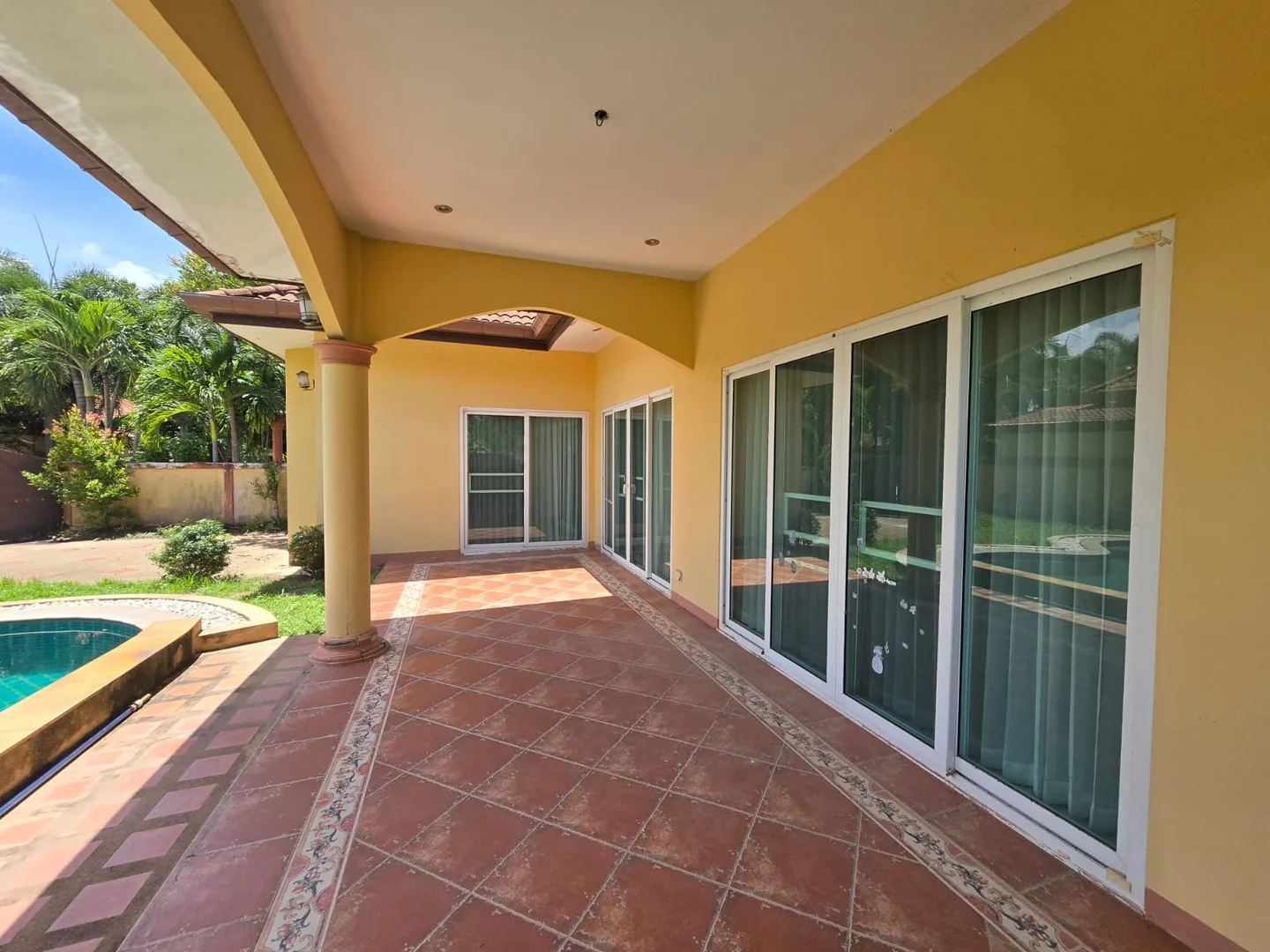 Панорамное остекление гостиной и выход на террасу дома Single House Huay Yai, Хуай-Яй, Паттайя