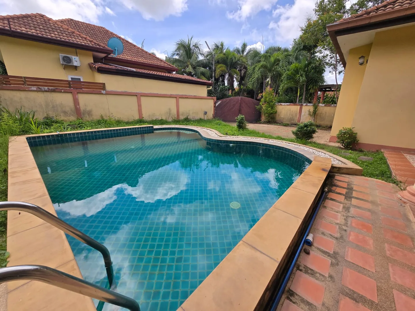 Частный бассейн с лестницей и плиткой у дома Single House Huay Yai, Хуай-Яй, Паттайя