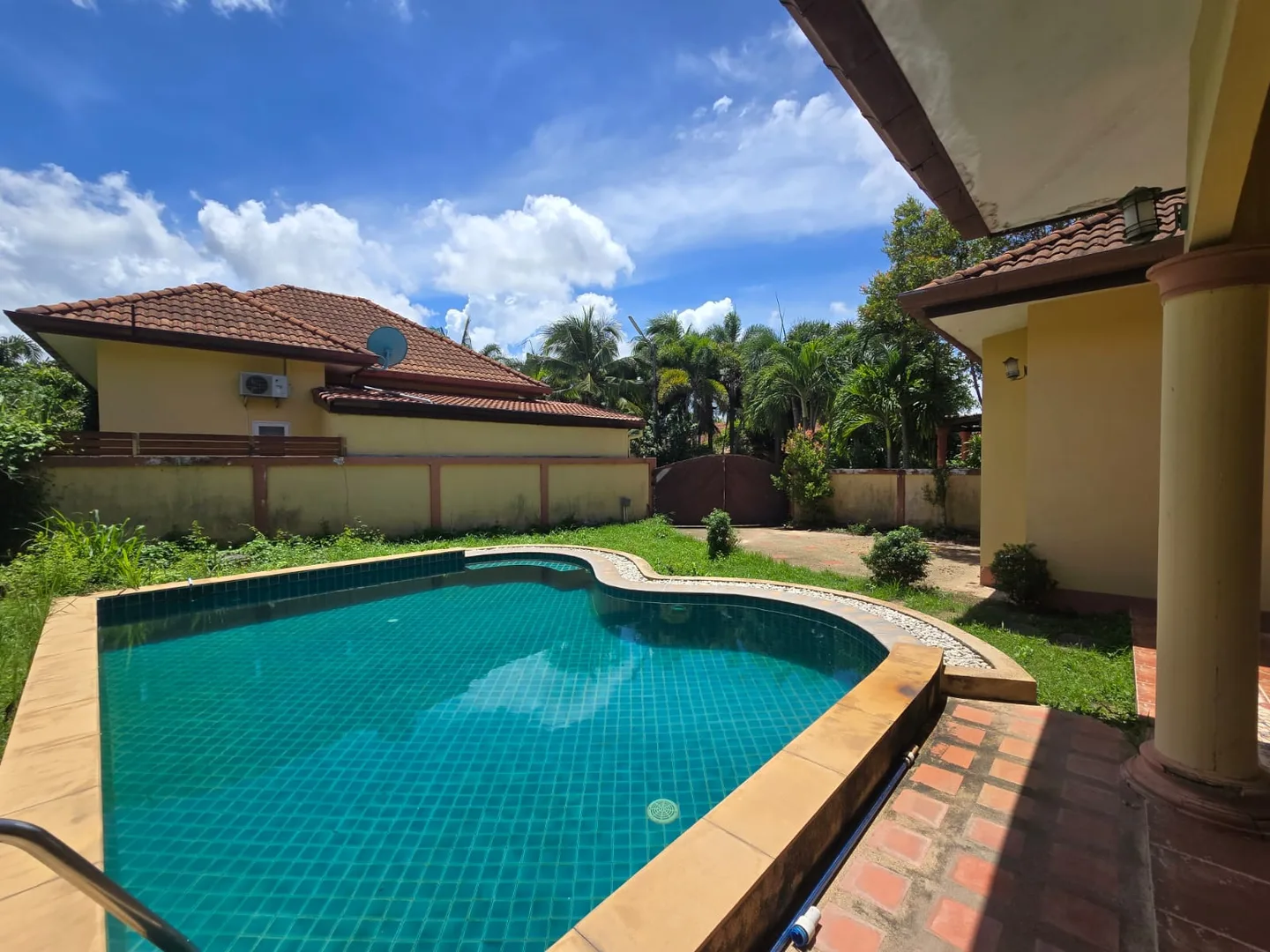 Вид с угла террасы на бассейн и забор участка 800 м², Single House Huay Yai, Паттайя