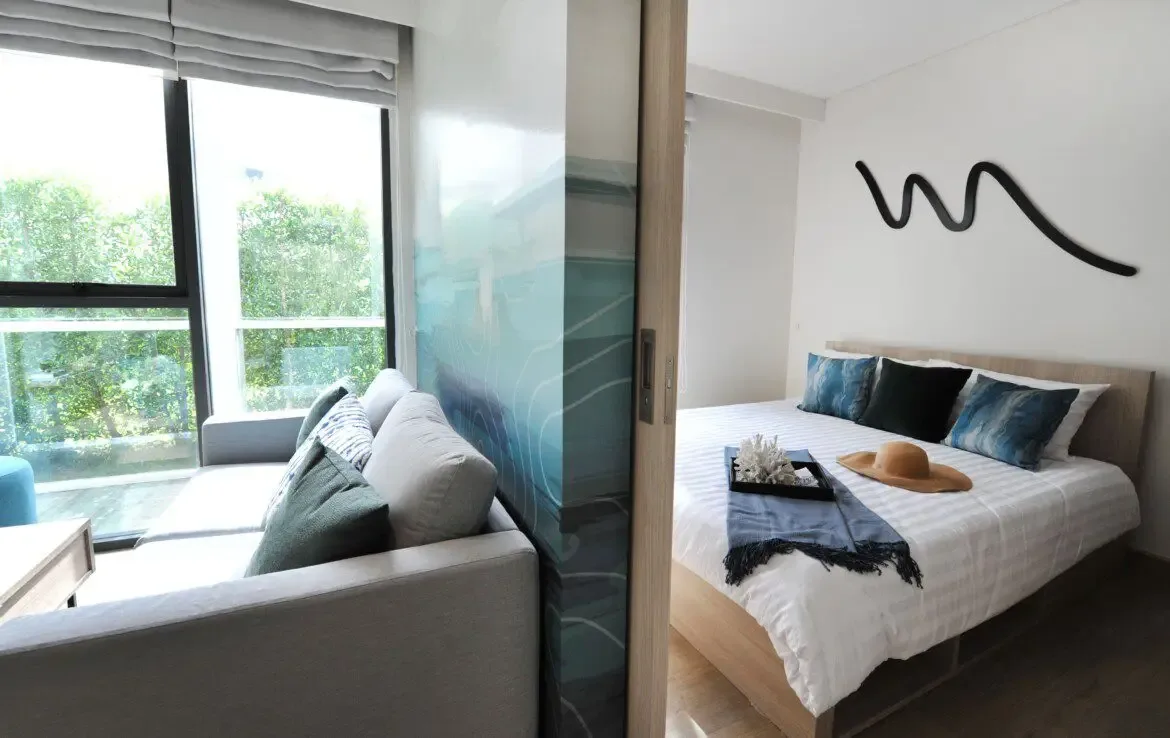 Спальня с панорамным окном в квартире Skypark Celeste, Банг-Тао, Пхукет