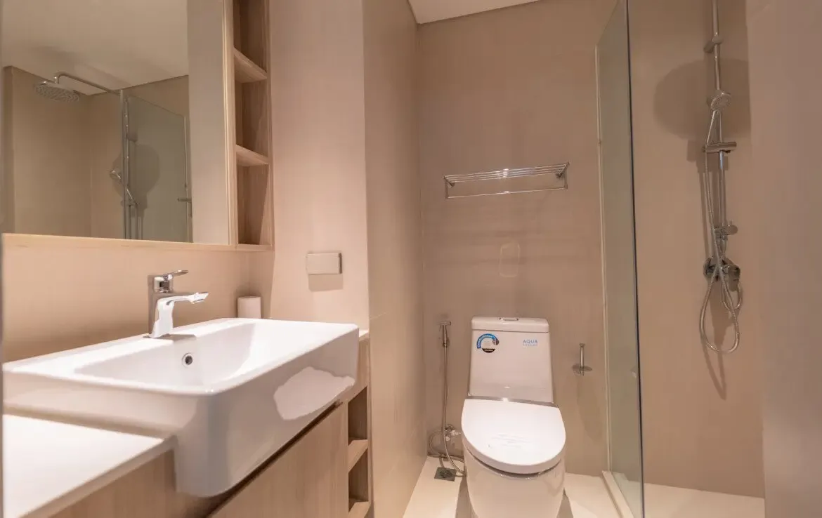 Ванная комната с душевой кабиной и белой сантехникой, Skypark Celeste, Банг-Тао, Пхукет