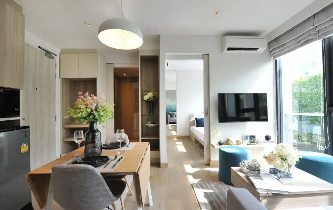 Обеденная зона и гостиная двухспальной квартиры Skypark Celeste, Банг-Тао, Пхукет