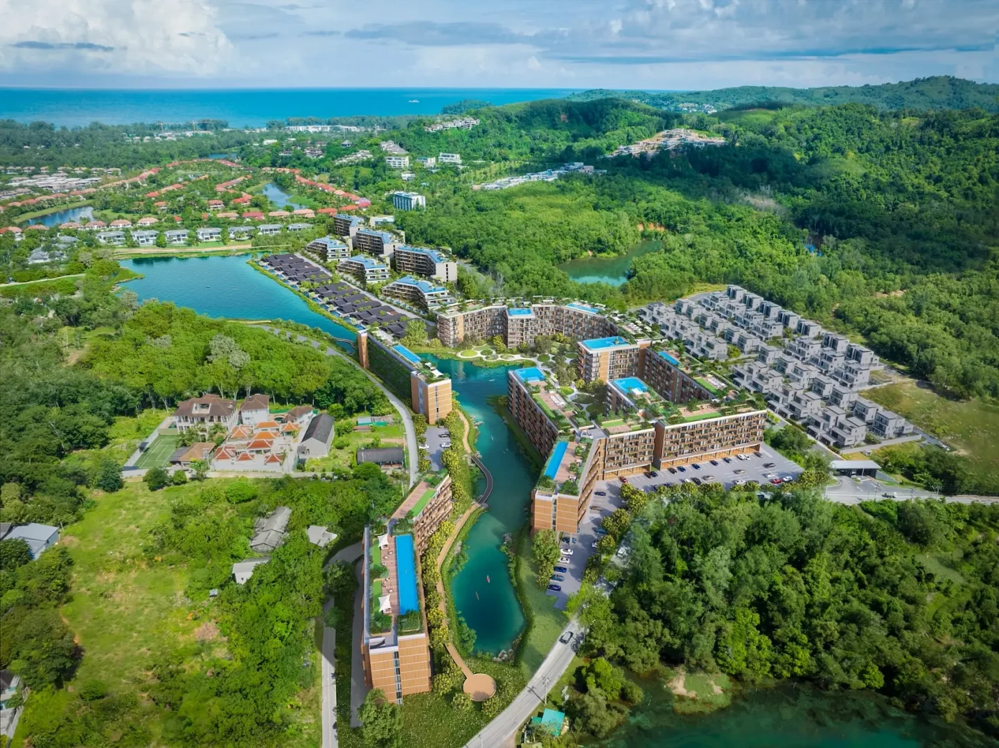 Панорама Laguna Lakelands с корпусами Skypark Elara и морем вдали, Банг-Тао, Пхукет