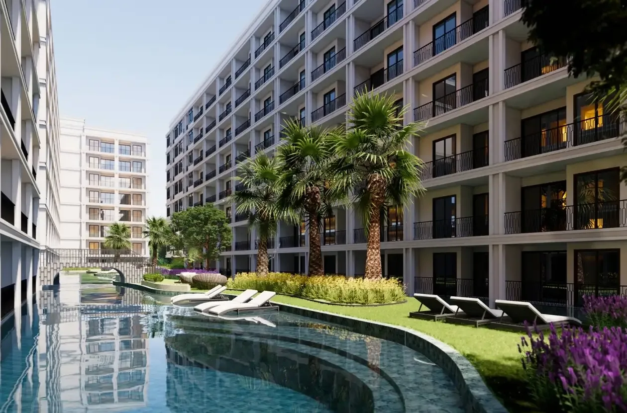Извилистый бассейн во дворе между корпусами The Indeed Condo Pattaya