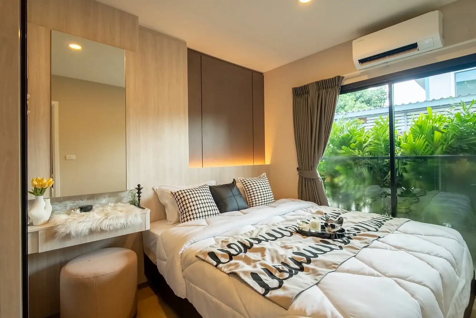 Спальня с туалетным столиком и выходом на террасу, The Indeed Condo Pattaya