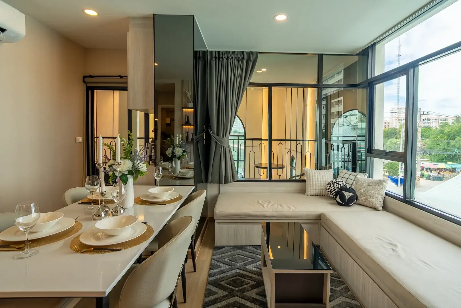 Обеденная зона у окна с видом на город, апартаменты The Indeed Condo Pattaya