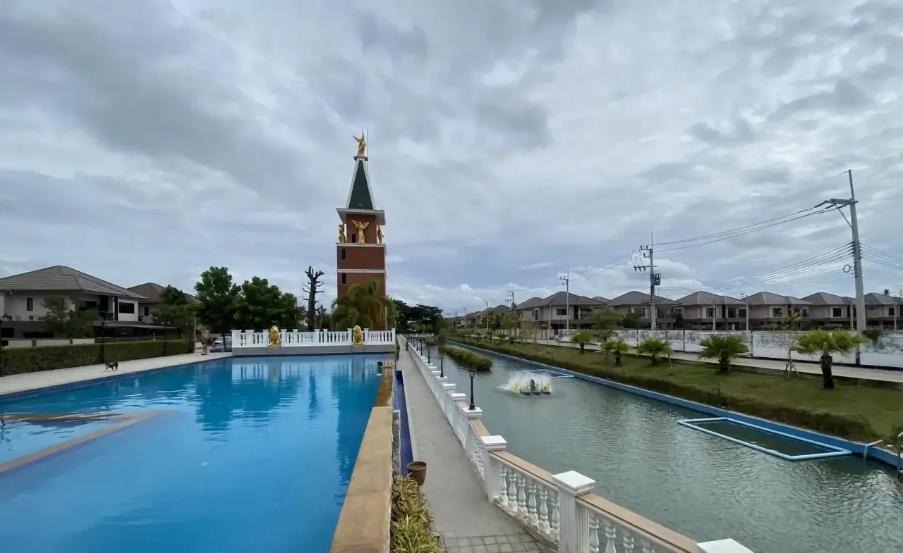 Общий бассейн и башня у центрального озера посёлка The Lake Huay Yai, Хуай-Яй, Паттайя