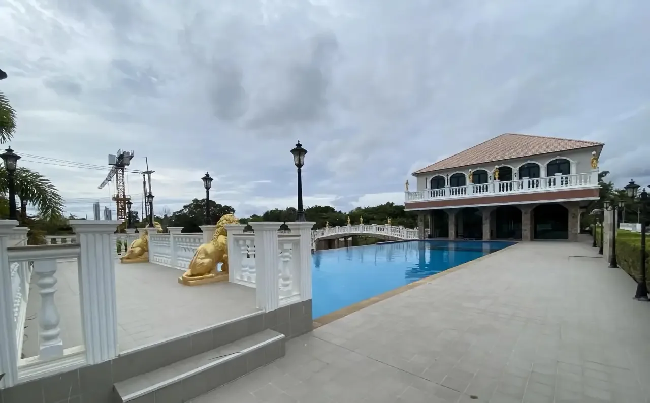Терраса клубного дома и бассейн для жителей The Lake Huay Yai, Хуай-Яй, Паттайя