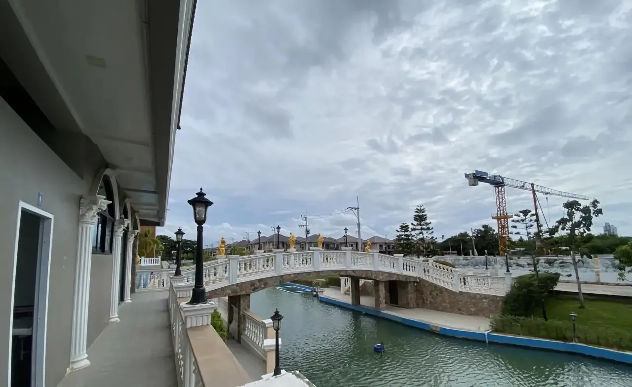 Мост через канал и набережная озера в посёлке The Lake Huay Yai, Хуай-Яй, Паттайя