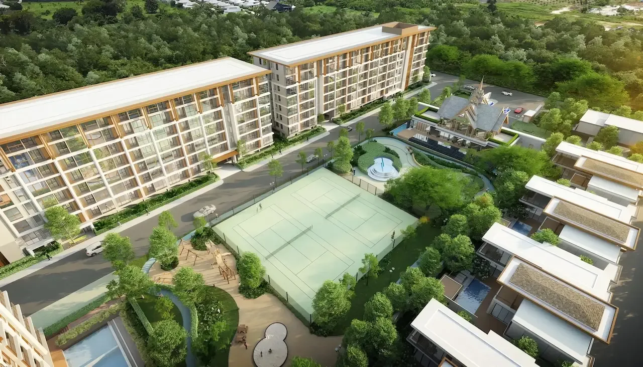 Вид сверху на теннисные корты и корпуса The Ozone Oasis Condo, Банг-Тао, Пхукет