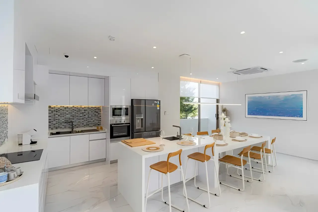 Белая кухня с островом и барными стульями в вилле The Residence Prime, Банг-Тао, Пхукет