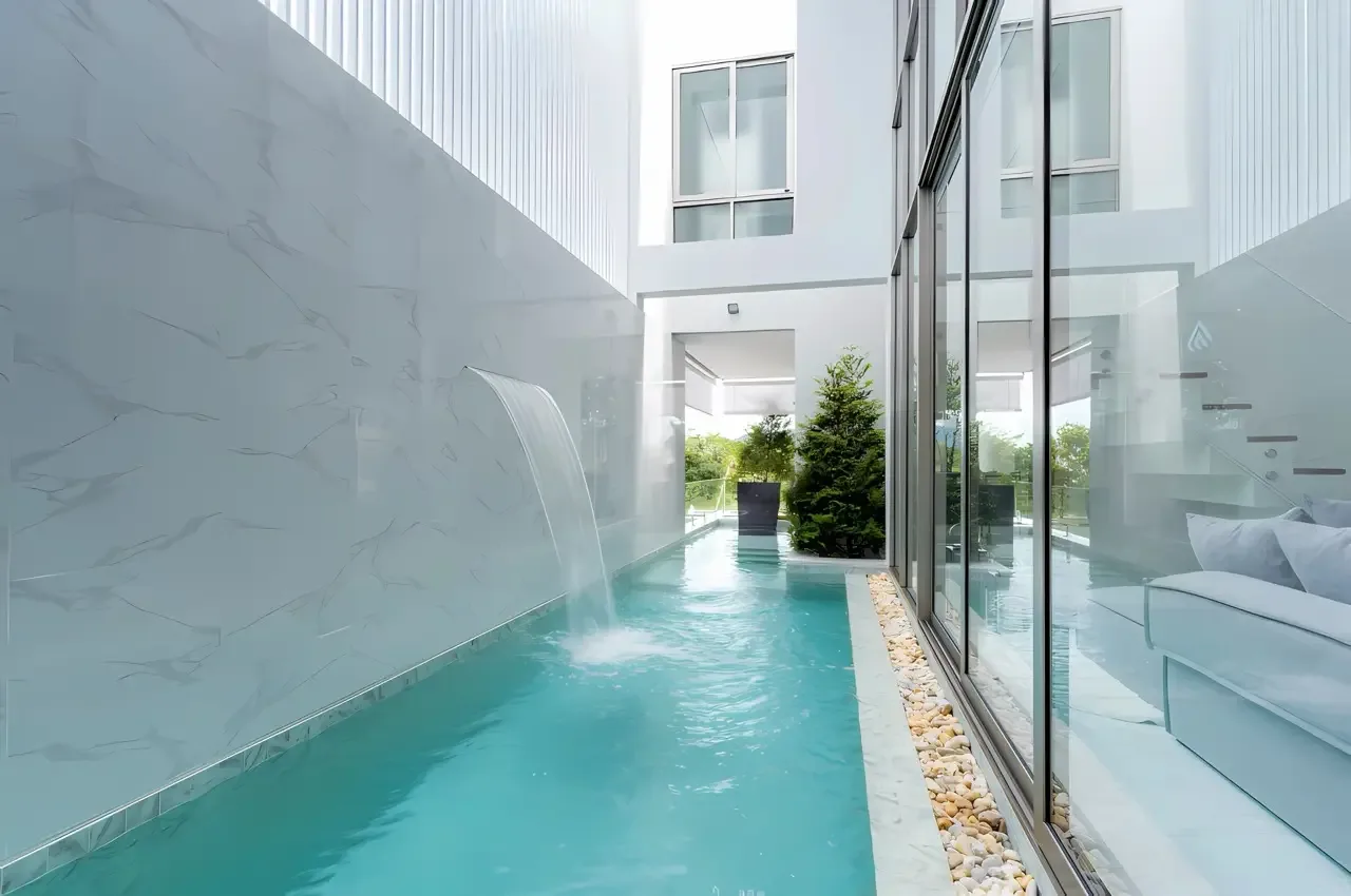 Личный бассейн с водопадом во внутреннем дворе виллы The Residence Prime, Банг-Тао, Пхукет