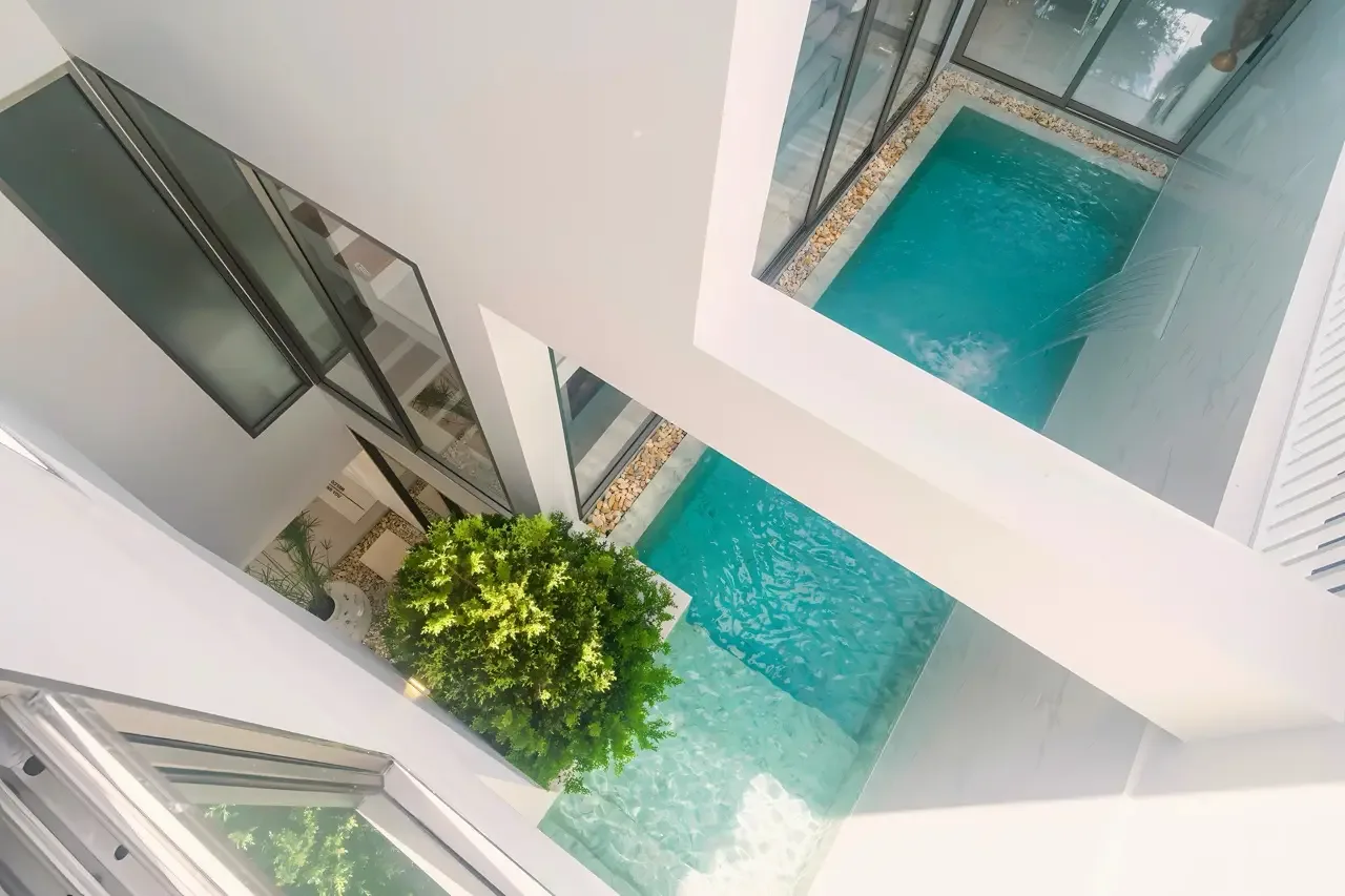 Вид сверху на бассейн и патио с зеленью в вилле The Residence Prime, Банг-Тао, Пхукет