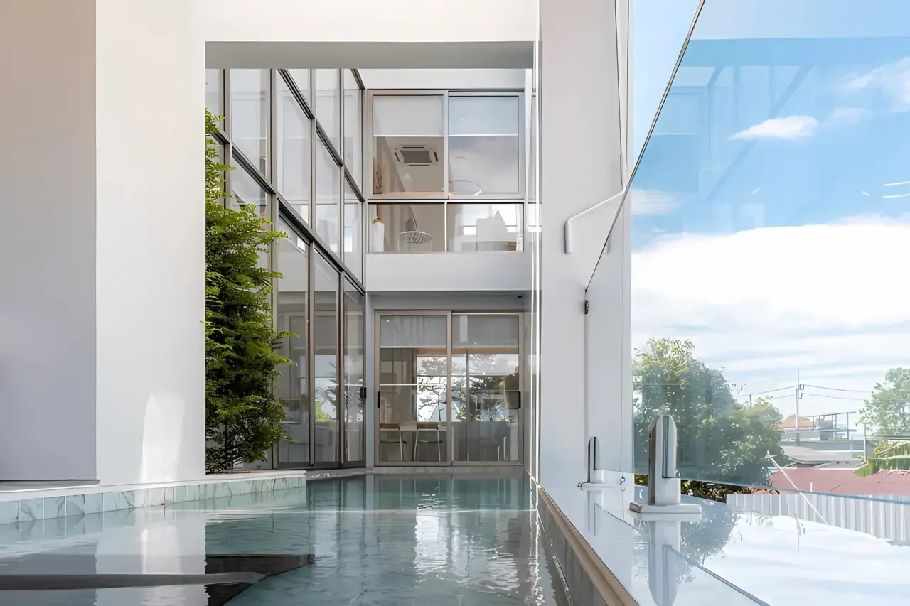 Терраса у бассейна и панорамное остекление гостиной виллы The Residence Prime, Банг-Тао, Пхукет