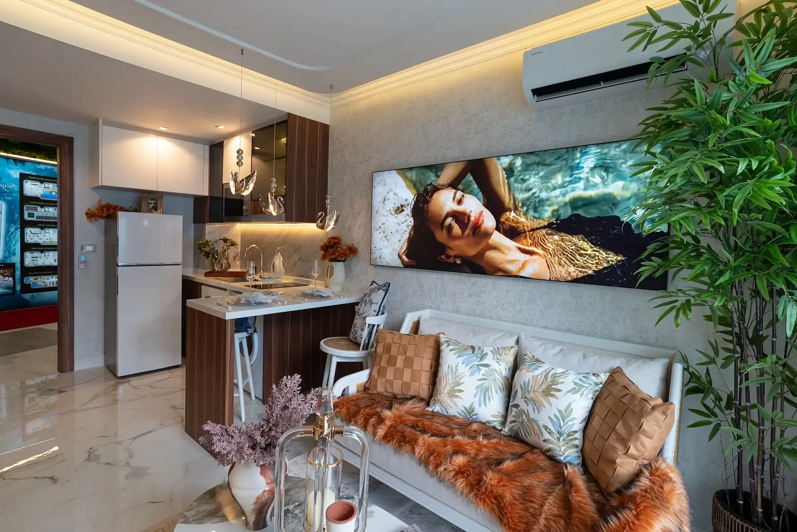 Гостиная с кухней и мягкой мебелью, отделка в ЖК The Riviera Beverly Hills