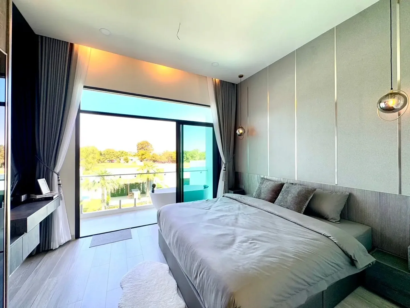 Спальня с кроватью king-size и выходом на балкон в вилле The Sugar Palm Villas, На-Джомтьен