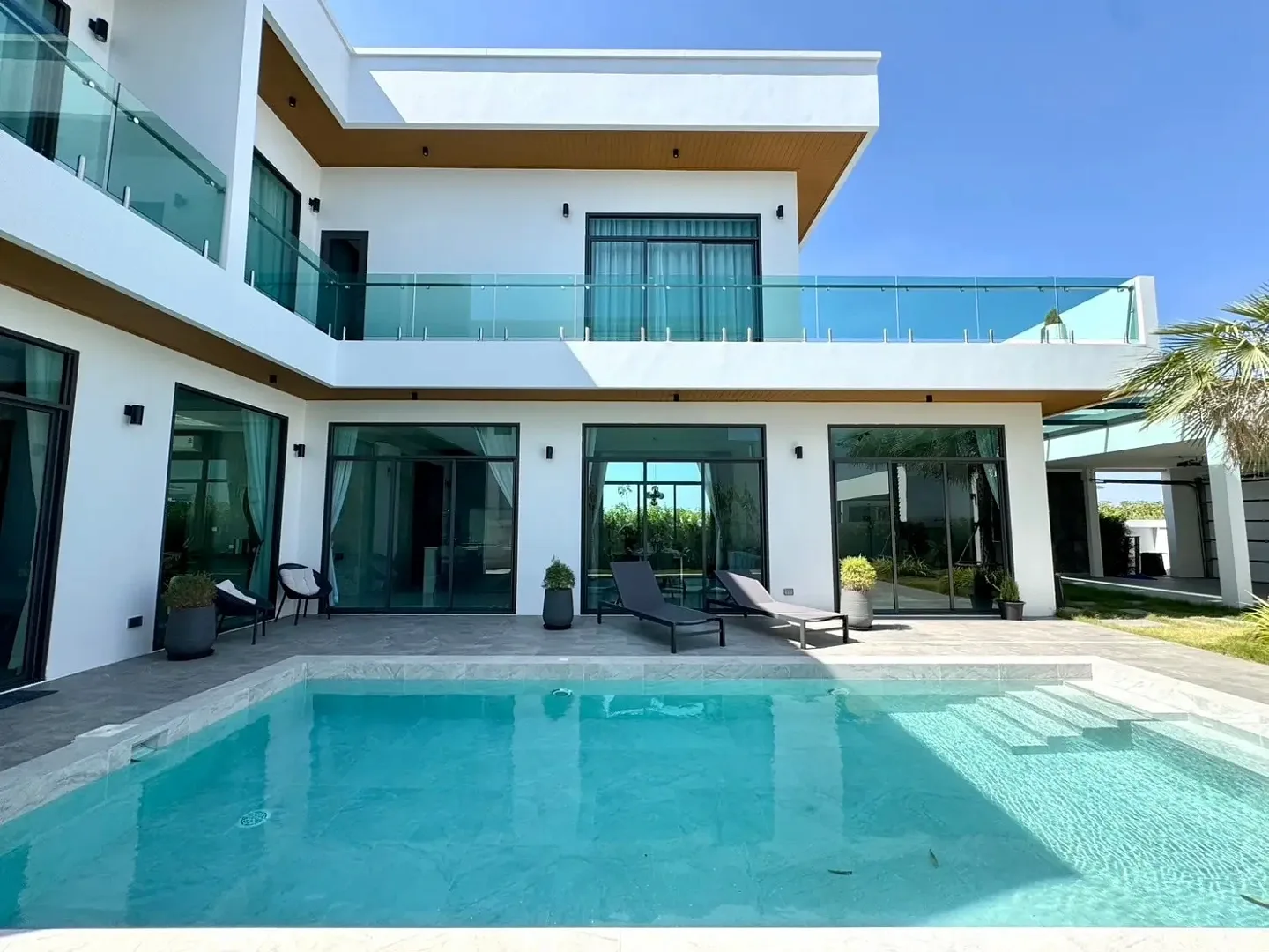 Фасад виллы со стеклянными балконами и бассейном во дворе, The Sugar Palm Villas, На-Джомтьен, Паттайя