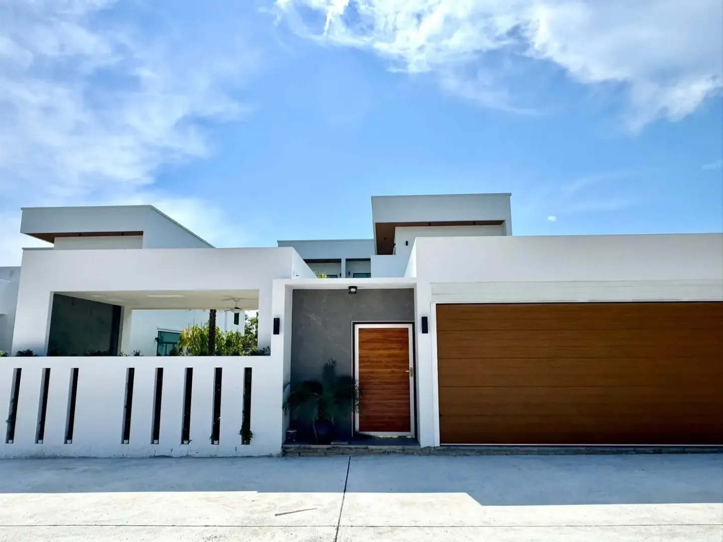 Въезд на участок с воротами и гаражом виллы The Sugar Palm Villas, На-Джомтьен, Паттайя
