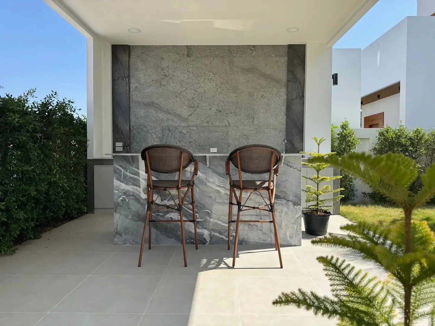 Уличный бар с барными стульями у живой изгороди на вилле The Sugar Palm Villas, Паттайя
