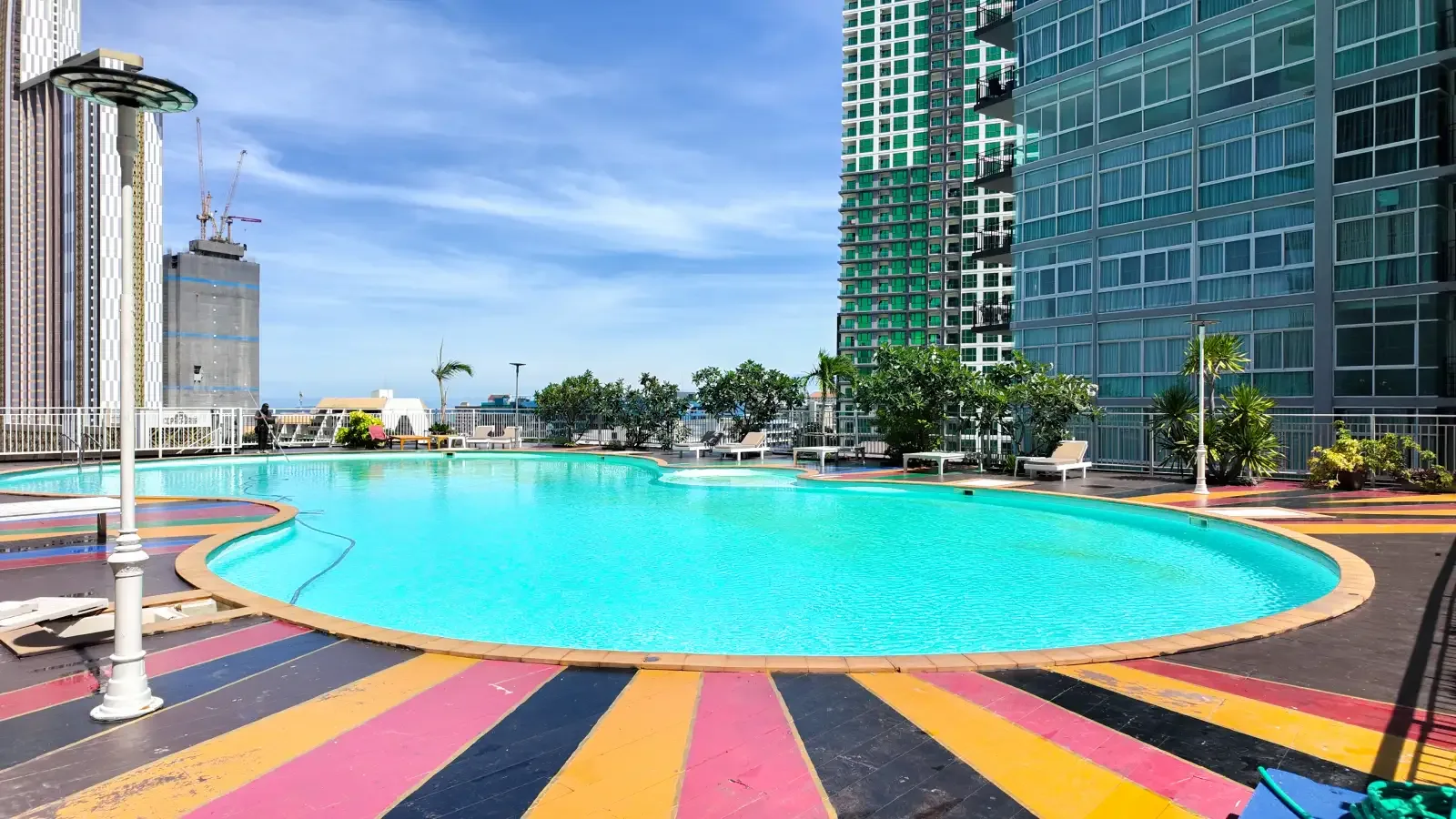 Бассейн на территории ЖК The Twin Tower Jomtien, Джомтьен