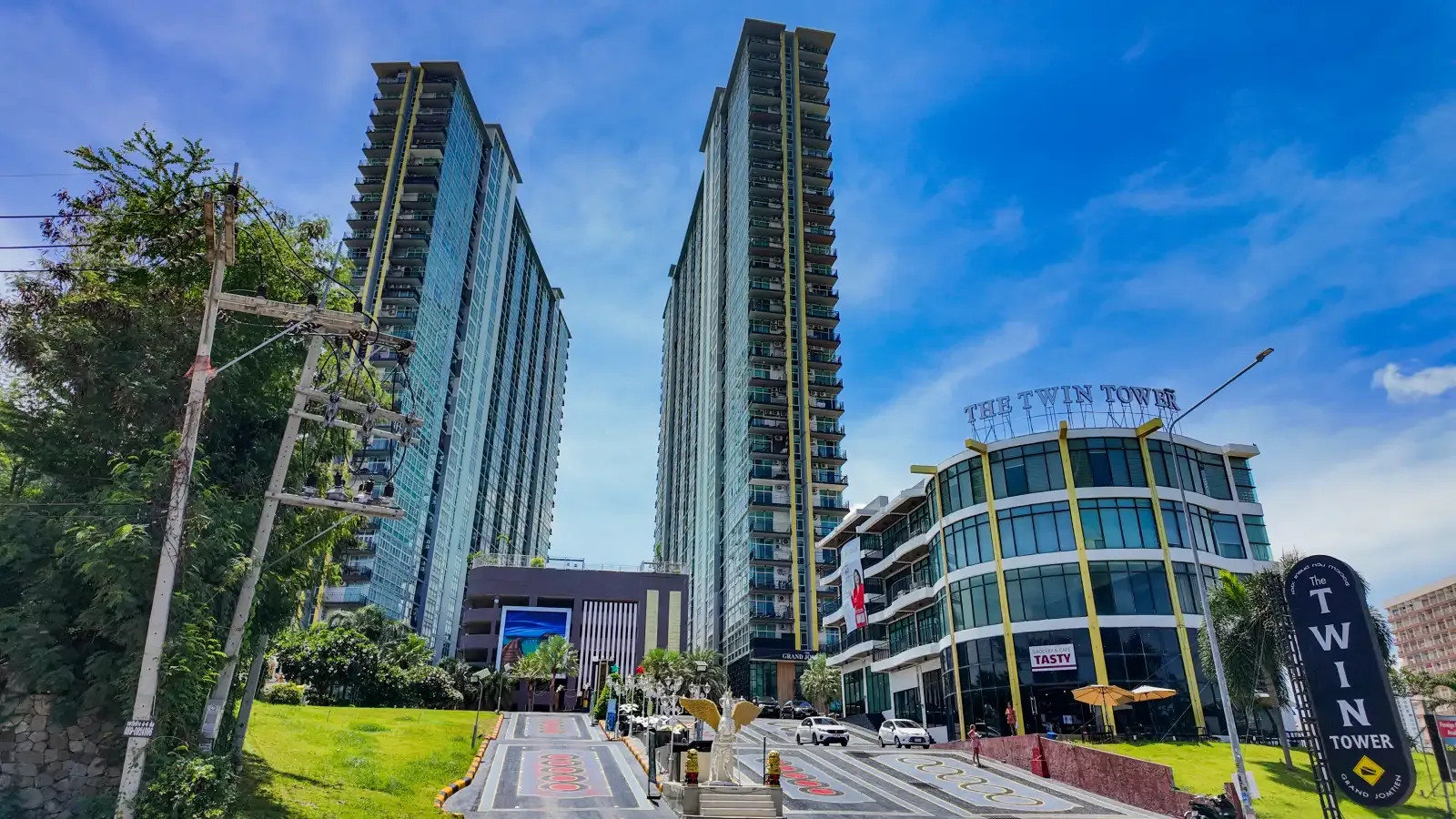 Фасад двух башен жилого комплекса The Twin Tower Jomtien, Джомтьен