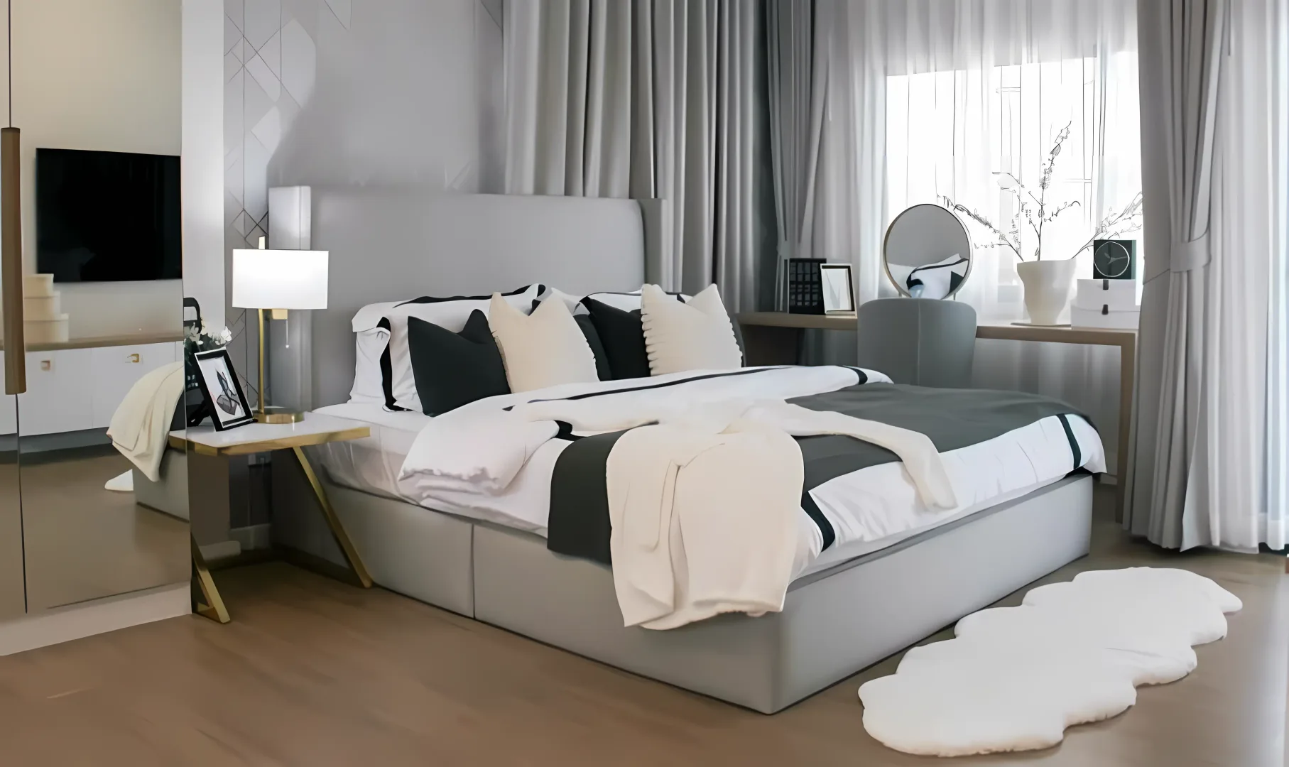Спальня с кроватью king-size и телевизором в доме Tropical Village 3, Хуай-Яй, Паттайя