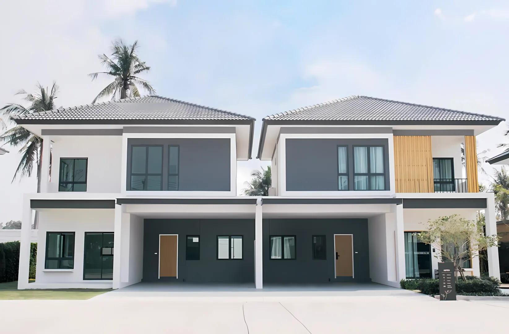 Белый двухэтажный дом в тропическом стиле на фоне пальм, Tropical Village 3, Хуай-Яй, Паттайя