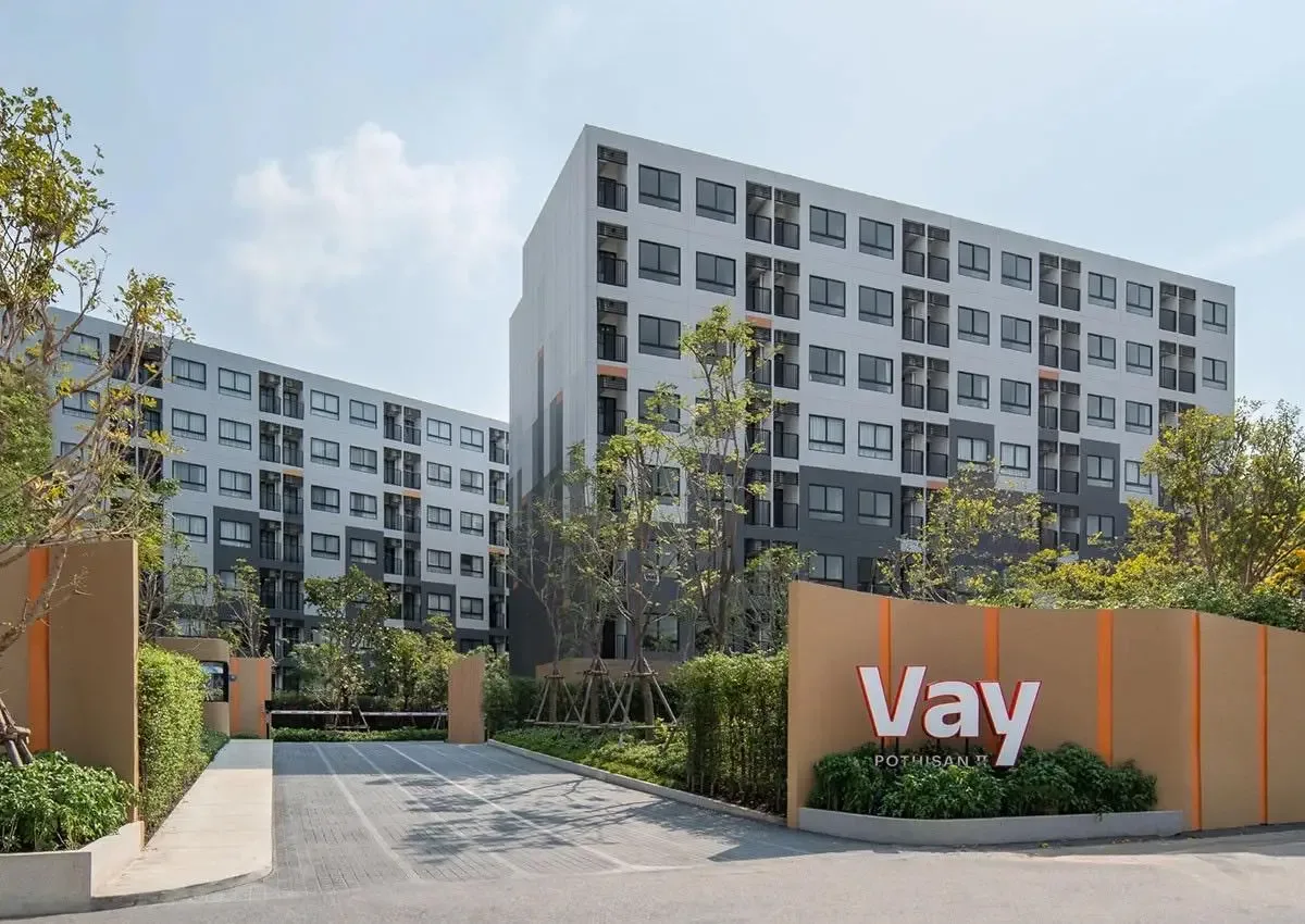 Главный вход и въезд на территорию ЖК Vay Pothisan 2 с вывеской Vay в Наклуа, Паттайя