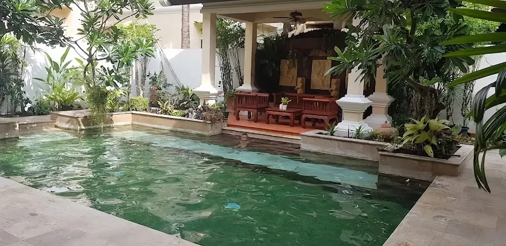 Бассейн и крытая сала с тиковой мебелью во дворе виллы, View Talay Marina Village, На-Джомтьен, Паттайя