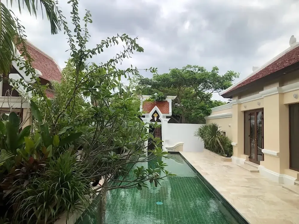 Длинный бассейн и сад за оградой одноэтажной виллы, View Talay Marina Village, На-Джомтьен, Паттайя