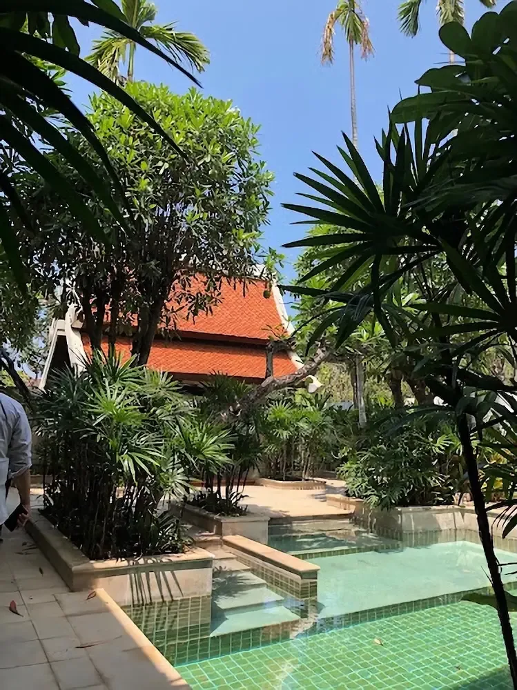 Зелёный бассейн среди пальм у виллы с тайской крышей, View Talay Marina Village, На-Джомтьен, Паттайя