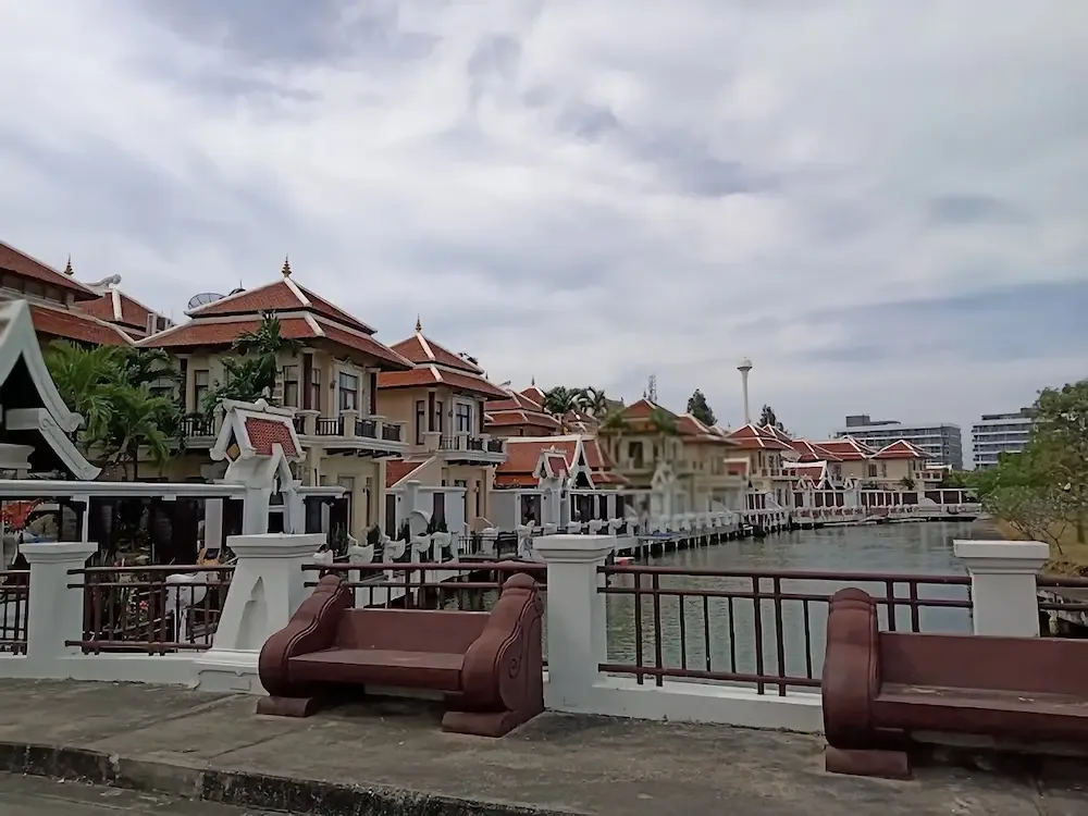 Набережная и мост через канал вдоль вилл посёлка View Talay Marina Village, На-Джомтьен, Паттайя