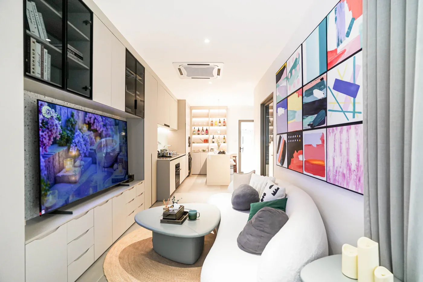 Гостиная шоу-рума с диваном, телевизором и встроенными шкафами, Wallaya Residence Nai Harn, Раваи, Пхукет