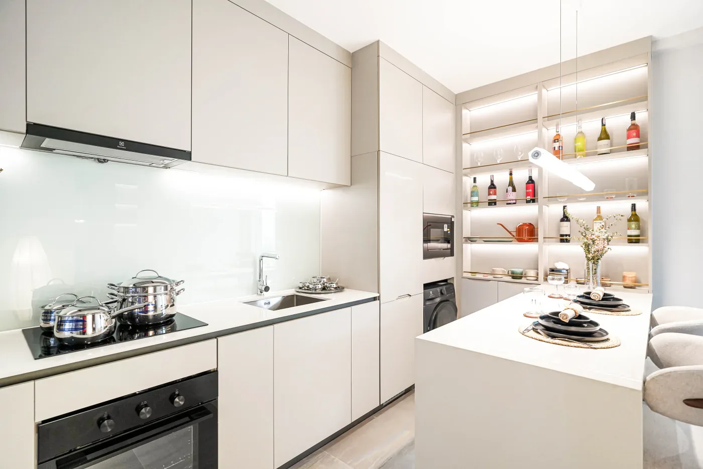 Кухня с островом, духовкой и варочной панелью в квартире Wallaya Residence Nai Harn, Пхукет
