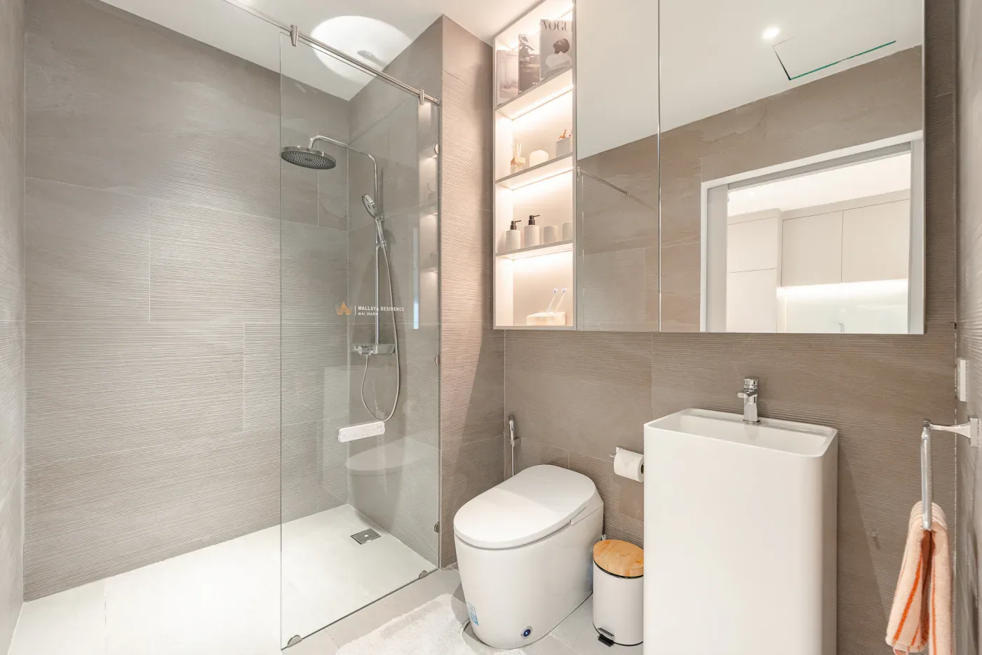 Ванная с душевой кабиной и керамогранитом, квартира Wallaya Residence Nai Harn, Раваи, Пхукет